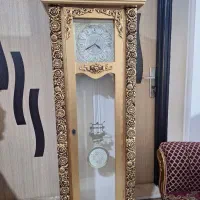 ویترین و ساعت ایستاده