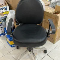 صندلی جکدار و چرخدار