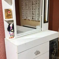 میز اینه چوبی و تخت سفید مشکی