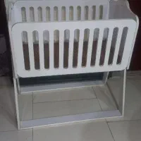 گهواره و تخت کنار مادر