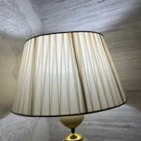 آباژور ایستاده