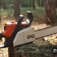 برش درخت با اره برقی