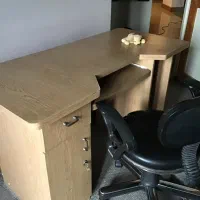 میز تحریر و کامپیوتر