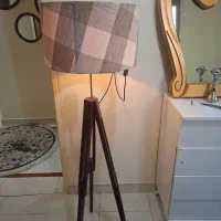 آباژور ایستاده