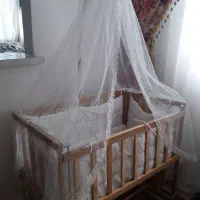 گهواره و تخت کنار مادر
