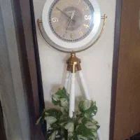 یک عدد ساعت ایستاده شیک سه پایه