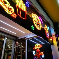 طراح وسازنده تابلو نئون فلکسی لایت باکس چلنیوم