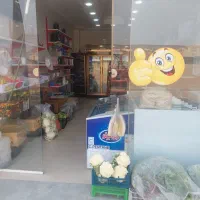 فروشنده خانم سوپرمارکت