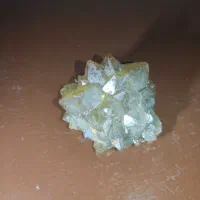 یک عدد سنگ قیمتی کوارتز دارای طلا