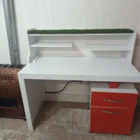 تخت خواب و میز تحریر