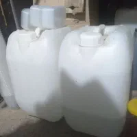 تعدادی گالن و دبه پلاستیکی