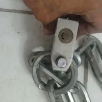 قفل و رنجیر زده برش