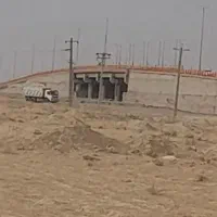 زمین جنب پل جاده فراهان اراک ۵۷۶متر دوکله سندار