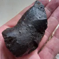 یک عدد شهاب سنگ بالایه سوخته