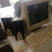 کامپیوتر قدیمی با کلیه تجهیزات