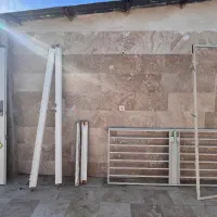 درب ورودی ساختمان و گارد