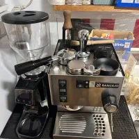 دستگاه قهوه ساز و میز و صندلی تاشو