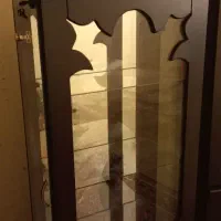 بونه ویترین ایستاده.  امیلیون ۲۰۰هزار