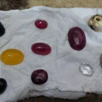 تعدادی نگین یاقوت تراش جواهری