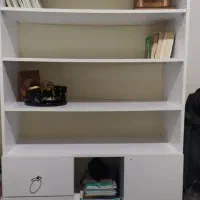 کتابخانه تمیز و کاملا نو سفید