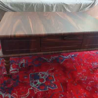 میز وسط مبل با سه تا عسلی و یه گلدون بزرگ شیک