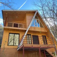 کلبه-چوبی-لب-رودخونه-جنگلی