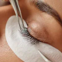 دعوت به همکاری  اجاره میز ناخن و تخت مژه