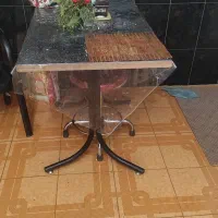 بک عدد میز اشپزخانه ۴نفره  بفروش میرسد .