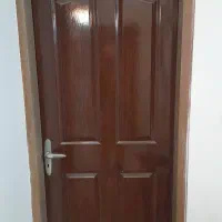 در چوبی با رنگ پولیستر و چارچوب