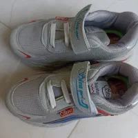 یک جفت کتانی پسرانه