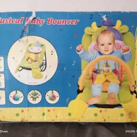 نی نی لای لای همراه با یک لباس زمستانه و یک عروسک