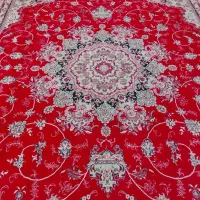 تعدادی فرش و۱عدد تلویزیون