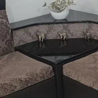 یک مبل دو نفره باکنج ومیز