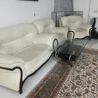 مبل و میز جلو مبل و پارتیشن
