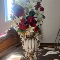 گلدان سفالی با گل‌ زیبا