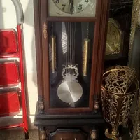 دو عدد ساعت ایستاده و دیواری  بزرگ