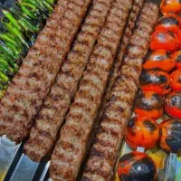 نیرو در رستوران صندوقدار وپشت منقل