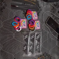 تعدادی عینک و زیورآلات