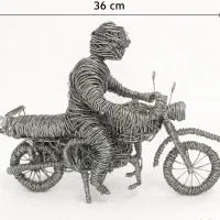 مجسمه سیمی مَردِ موتور سوار