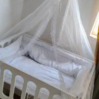 تخت کنار مادر