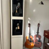 بوفه دکوراتیو با مجسمه های رخ مینیمال