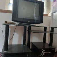 تلوزیون ۲۱ ال‌جی و میز تلوزیون و دستگاه دیجیتال