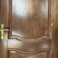 در چوبی ورودی آپارتمان و ورودی اتاق دستگیره‌دار