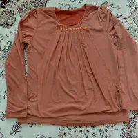 تعدادی لباس استفاده نشده