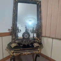 آینه و کنسول با شمعدان های فلزی