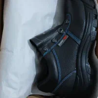 یک جفت کفش ایمنی سایزهای ۴۲