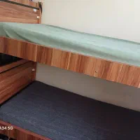 تخت دو طبقه شرکتی  با تشک تمیز در حد نو