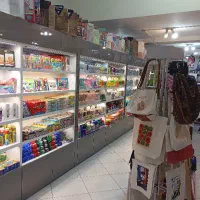 همکار خانم در کتابفروشی شهر کتاب زعفرانیه