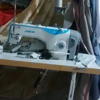 خیاط لباس تحویل گرفته میشود