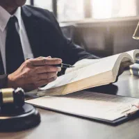 وکیل پایه یک تحت مدیریت قاضی بازنشسته